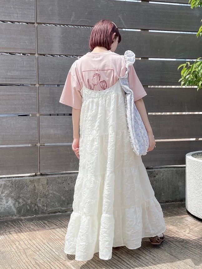 ピンク系のTシャツ/カットソー、ベージュ系のパンプス、パープル系のトートバッグを着用したレディースの夏コーディネートの3枚目の写真