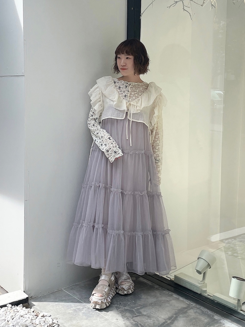 パープル系のワンピース、ホワイト系のTシャツ/カットソー、ホワイト系のTシャツ/カットソーを着用したレディースの夏コーディネートの2枚目の写真