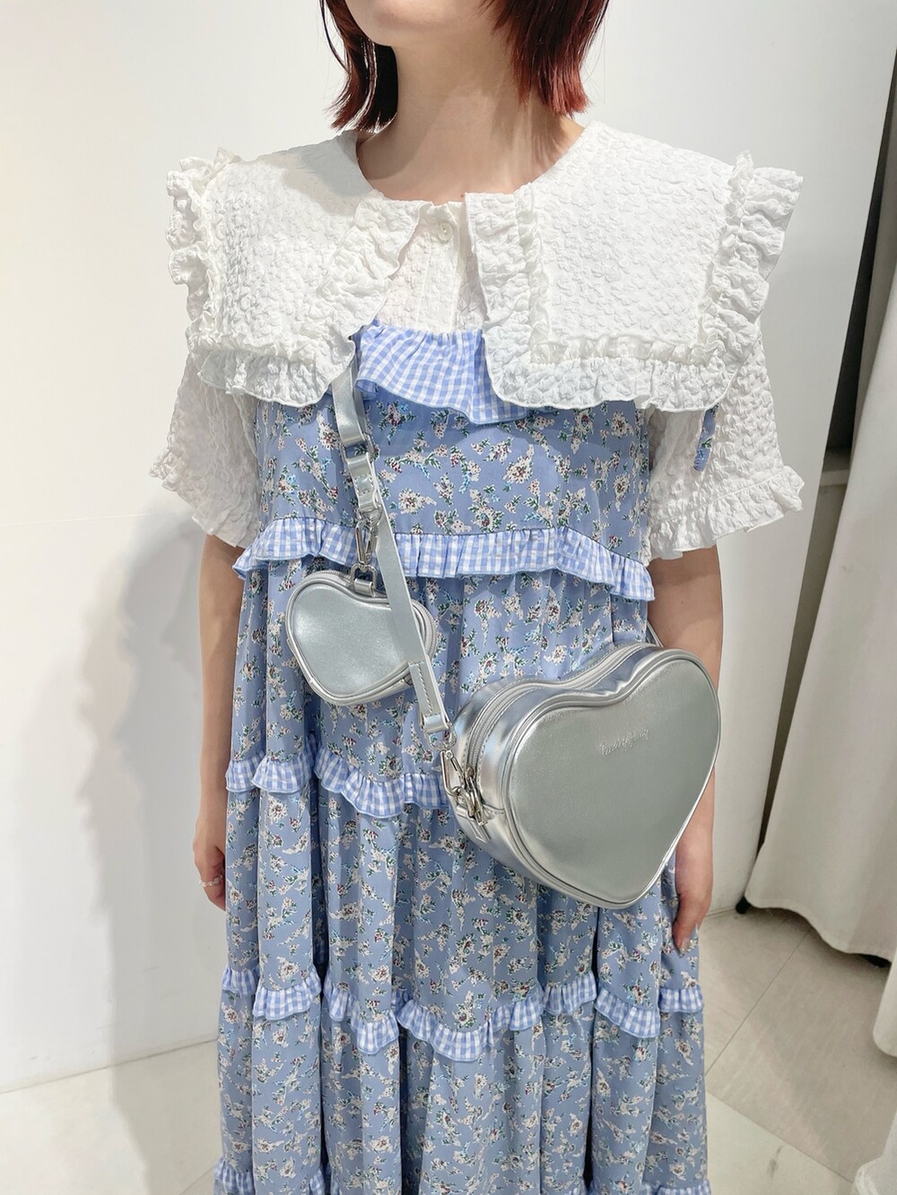 シルバー系のショルダーバッグ、ブルー系のワンピース、ホワイト系のシャツ/ブラウスを着用したレディースの夏コーディネートの5枚目の写真