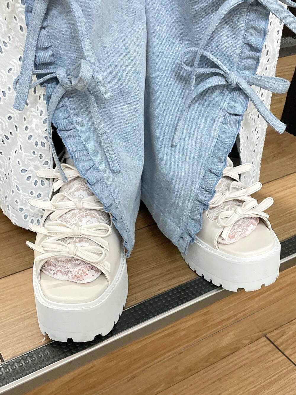 ホワイト系のTシャツ/カットソー、ピンク系のワンピース、ブルー系のデニムパンツを着用したレディースの春コーディネートの5枚目の写真