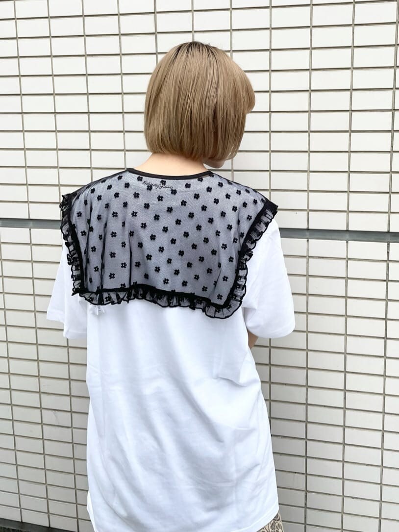 ベージュ系のその他パンツ、ブラウン系のサンダルを着用したレディースの夏コーディネートの4枚目の写真