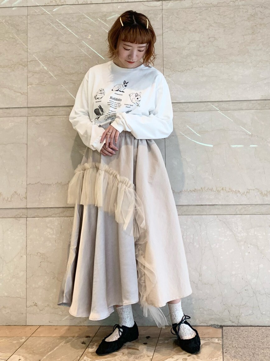 グレー系のテーラードジャケット、ブラック系のその他シューズを着用したレディースの春コーディネートの4枚目の写真