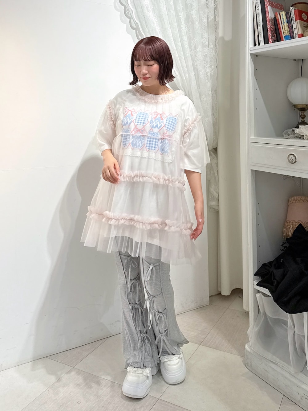 ホワイト系のTシャツ/カットソー、ピンク系のチュニック、グレー系のその他パンツを着用したレディースの春コーディネートの2枚目の写真