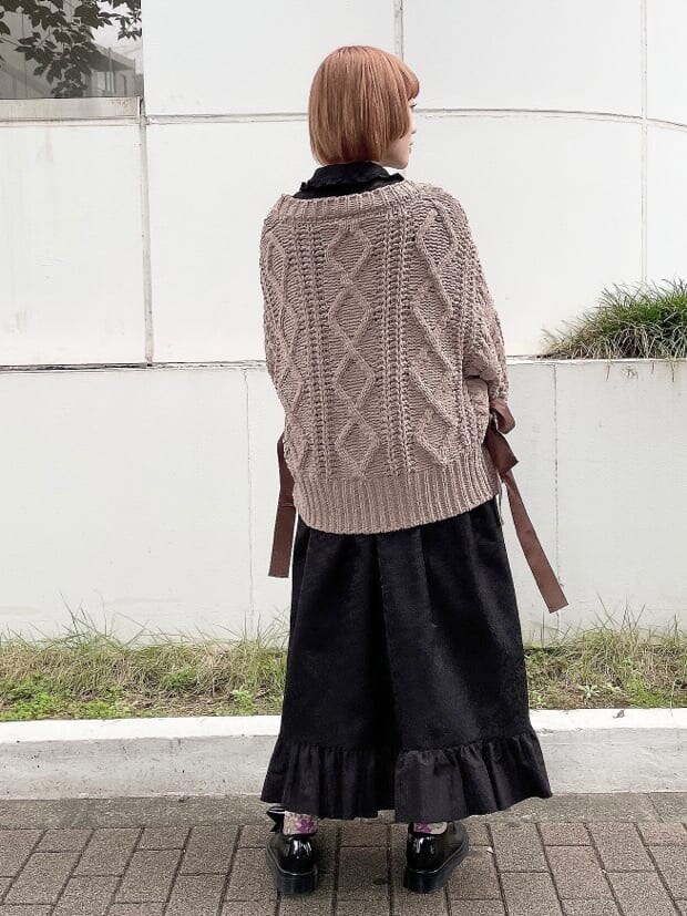 ブラック系のワンピース、ブラック系のパンプス、ブラウン系のカーディガン/ボレロを着用したレディースの秋コーディネートの3枚目の写真