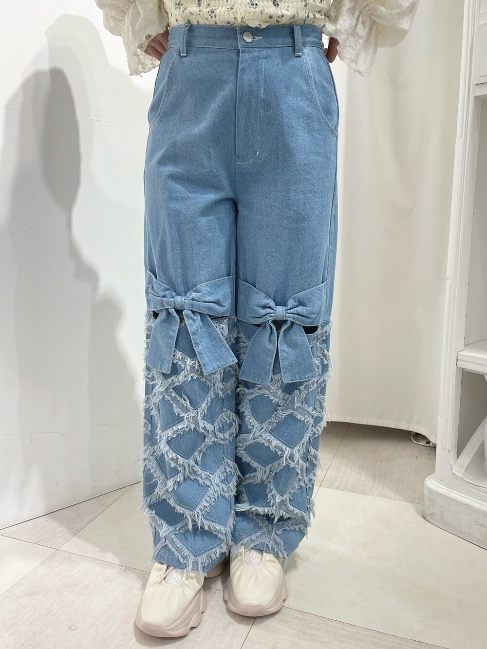 ホワイト系のシャツ/ブラウス、ホワイト系のTシャツ/カットソー、ブルー系のデニムパンツを着用したレディースの春コーディネートの7枚目の写真