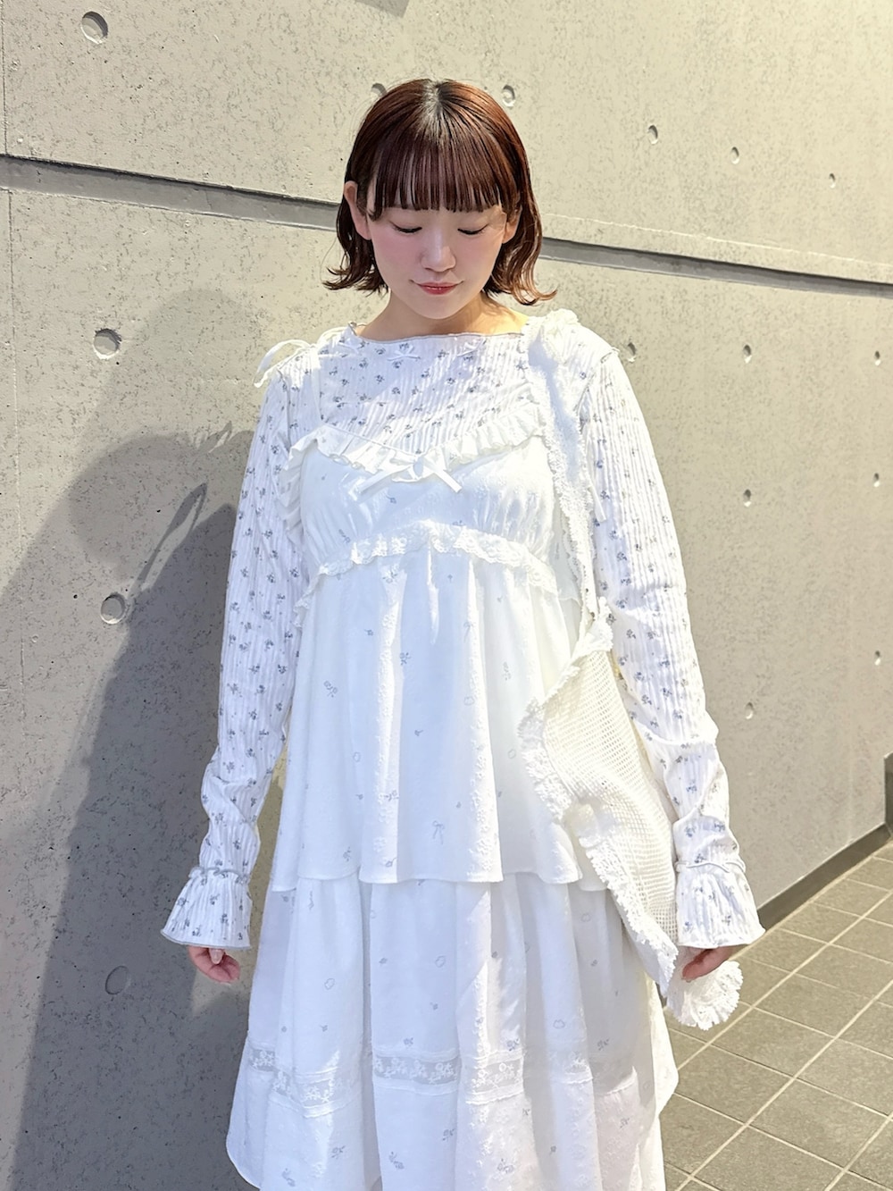 ブルー系のTシャツ/カットソー、ホワイト系のワンピース、ホワイト系のトートバッグを着用したレディースの冬コーディネートの4枚目の写真