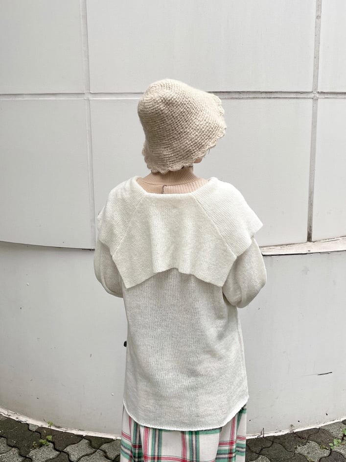 ホワイト系のブーツ、レッド系のスカート、ホワイト系のニット/セーターを着用したレディースの秋コーディネートの3枚目の写真