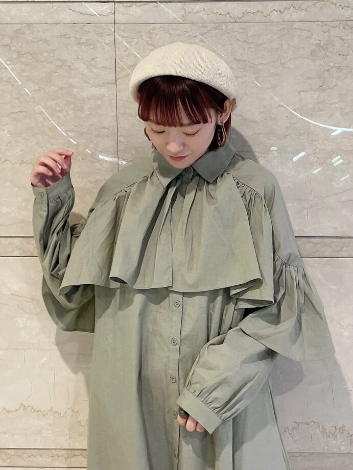 グリーン系のワンピース、ホワイト系のその他シューズ、ホワイト系のショルダーバッグを着用したレディースの冬コーディネートの4枚目の写真