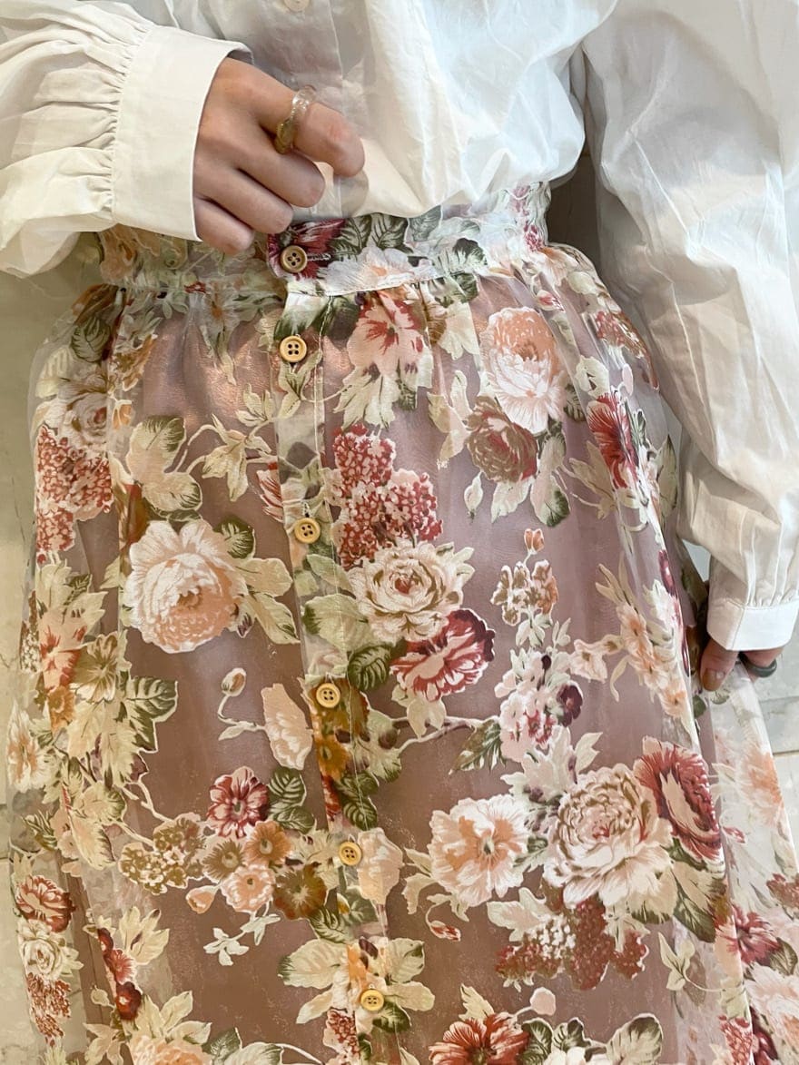 ピンク系のスカート、ホワイト系のパンプス、ホワイト系のシャツ/ブラウスを着用したレディースの夏コーディネートの5枚目の写真