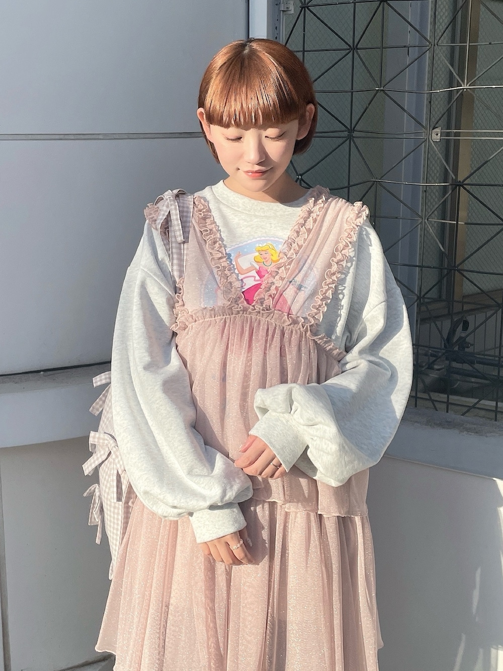 ベージュ系のトートバッグ、グレー系のスウェット、ピンク系のワンピースを着用したレディースの春コーディネートの5枚目の写真