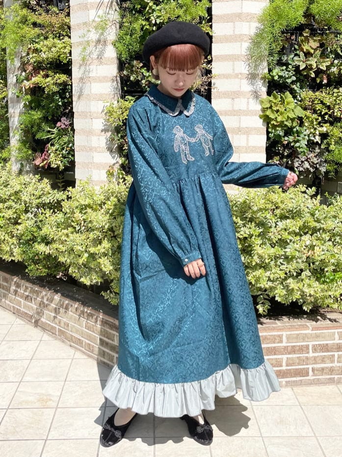 ブラック系のその他アウター、ブラック系のその他シューズ、グリーン系のワンピースを着用したレディースの秋コーディネートの6枚目の写真