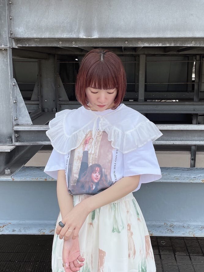 ホワイト系のその他シューズ、ブラウン系のスカート、ホワイト系のTシャツ/カットソーを着用したレディースの春コーディネートの4枚目の写真