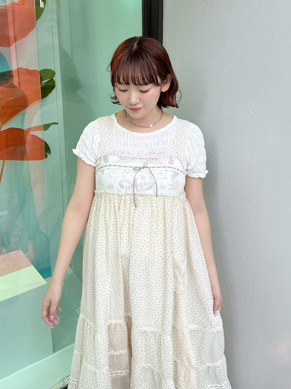 ホワイト系のTシャツ/カットソー、ホワイト系のワンピース、ピンク系のバレエシューズを着用したレディースの冬コーディネートの3枚目の写真