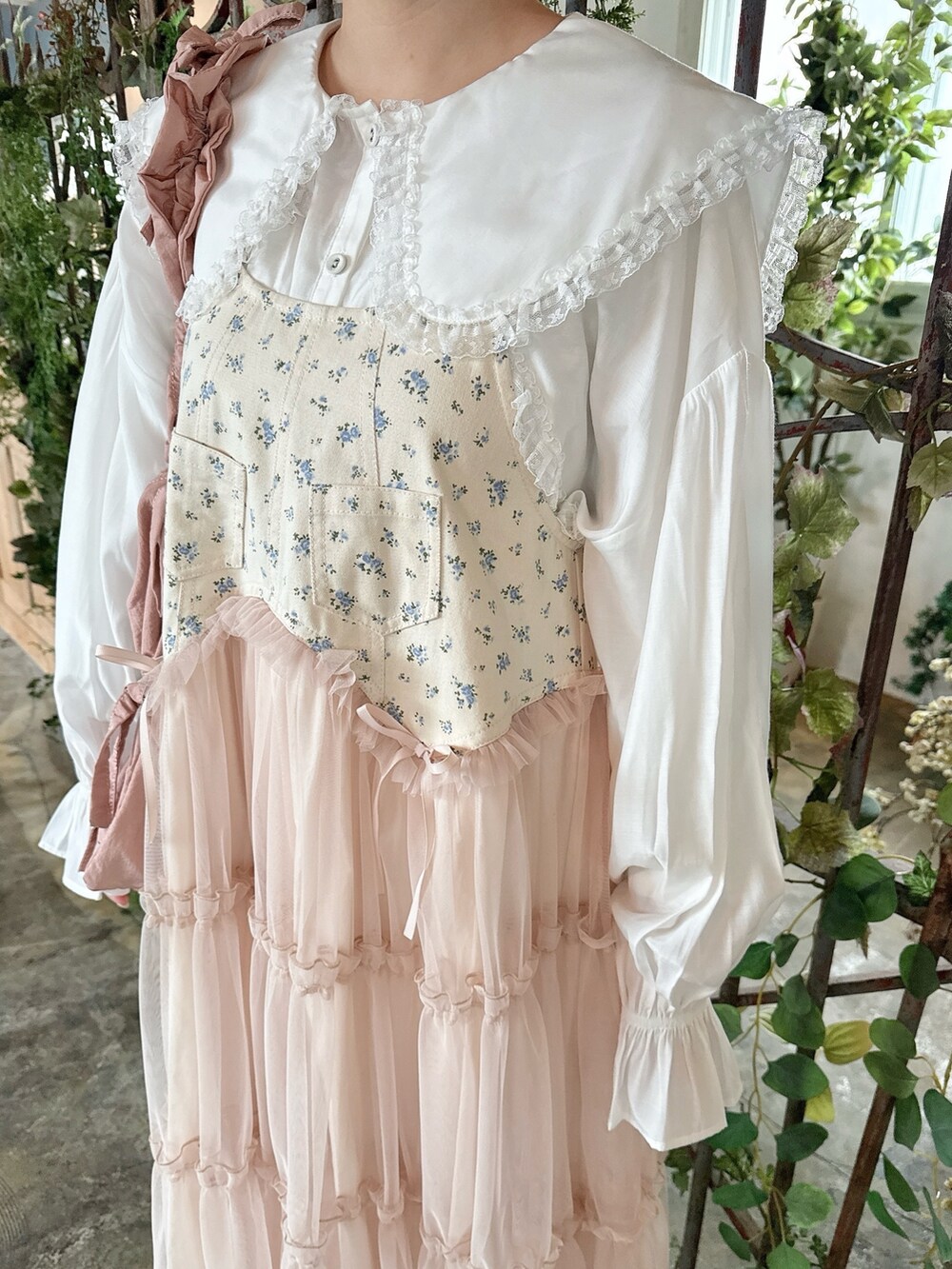 ホワイト系のシャツ/ブラウス、ピンク系のトートバッグ、ピンク系のワンピースを着用したレディースの春コーディネートの7枚目の写真