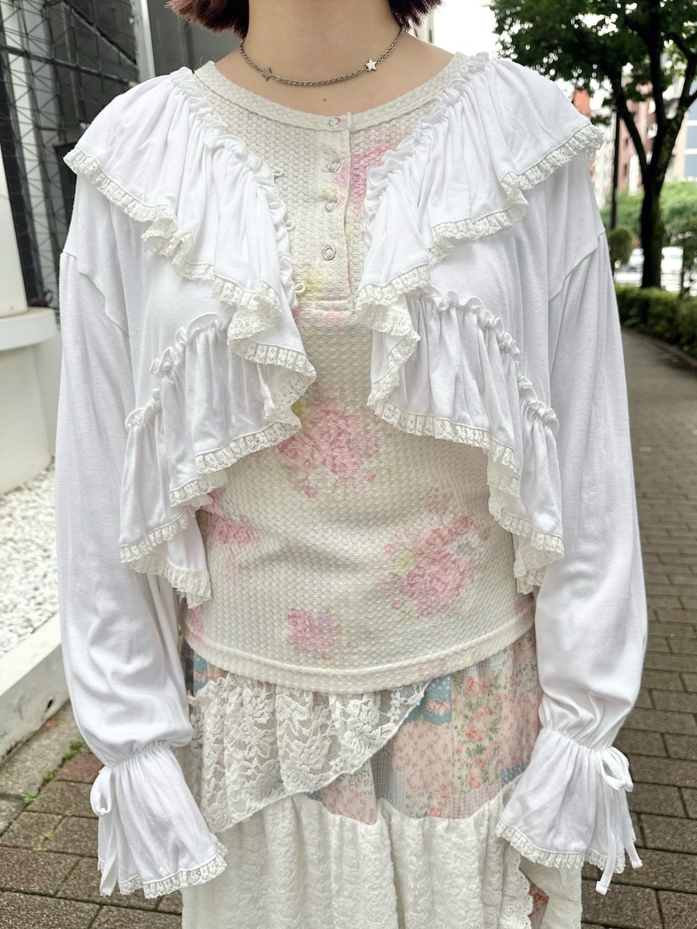 ピンク系のスカート、ピンク系のTシャツ/カットソー、ホワイト系のカーディガン/ボレロを着用したレディースの夏コーディネートの7枚目の写真