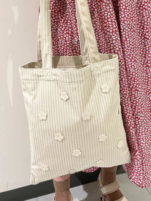 レッド系のワンピース、ベージュ系のサンダル、ホワイト系のトートバッグを着用したレディースの夏コーディネートの5枚目の写真