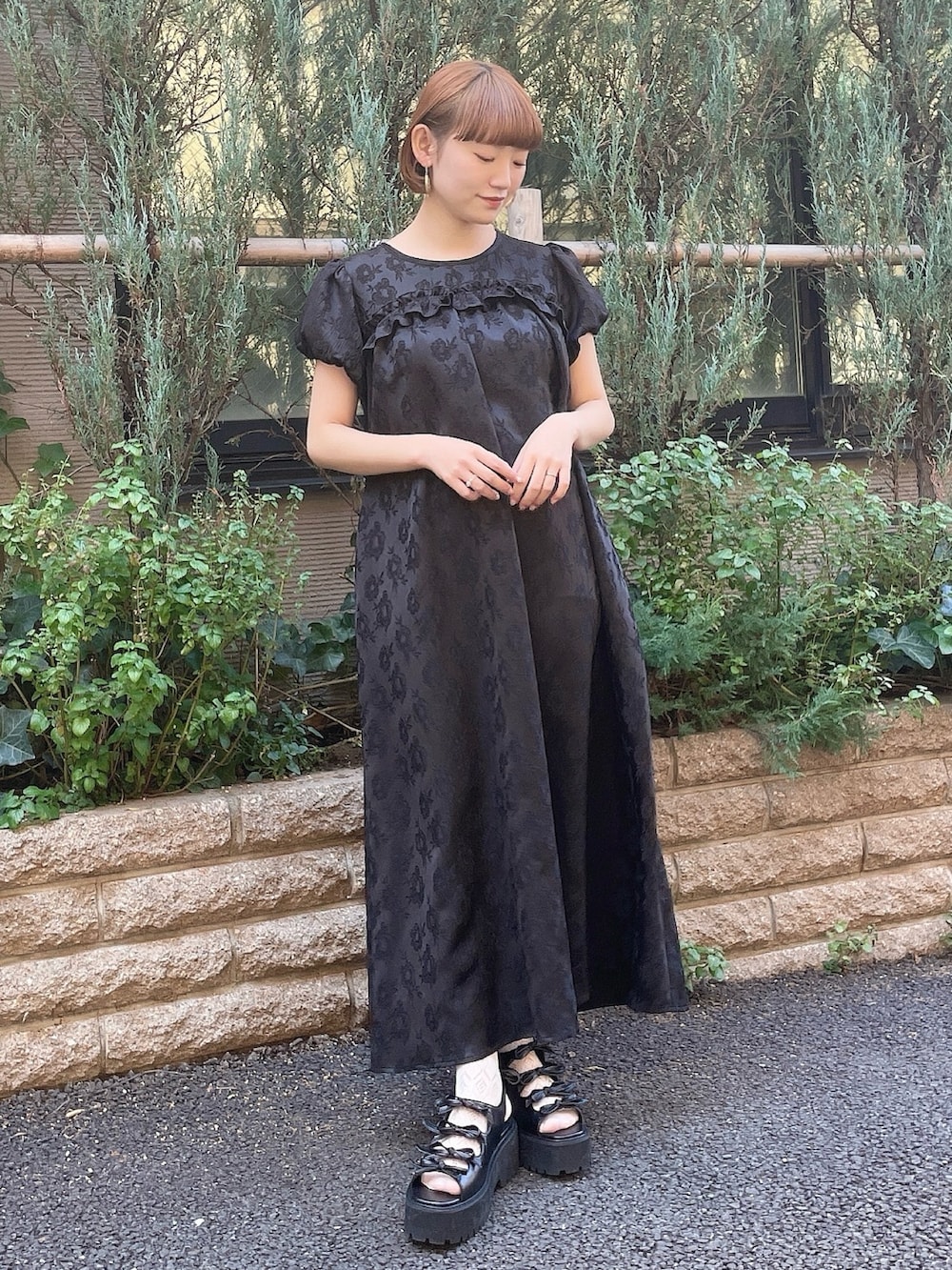 ブラック系のワンピース、ブラック系のサンダルを着用したレディースの春コーディネートの2枚目の写真