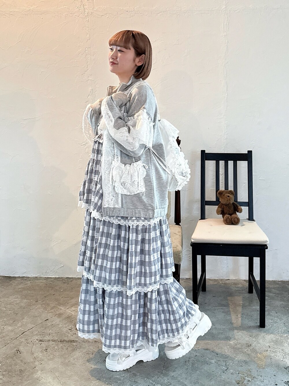 ブルー系のバックパック/リュック、グレー系のワンピース、ホワイト系のサンダルを着用したレディースの春コーディネートの4枚目の写真