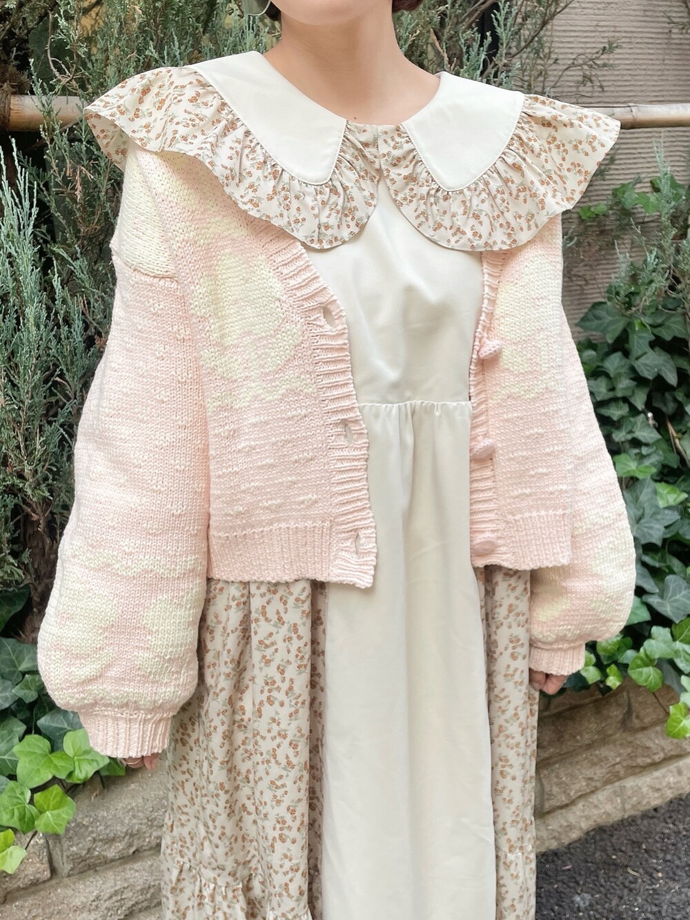 ベージュ系のワンピース、ピンク系のカーディガン/ボレロ、ホワイト系のトートバッグを着用したレディースの冬コーディネートの7枚目の写真