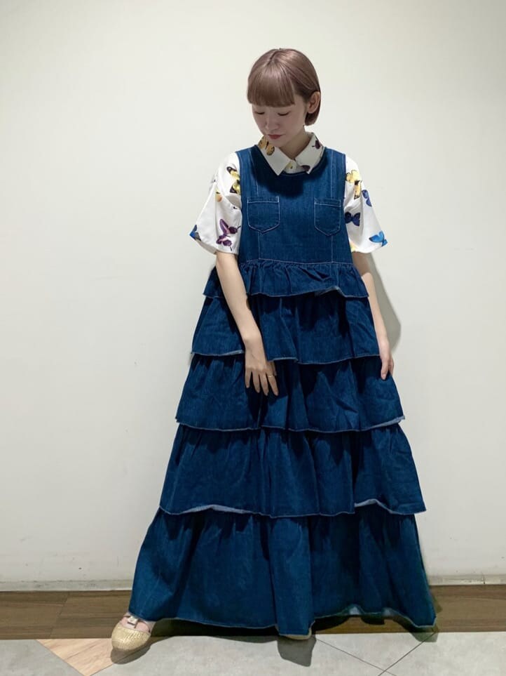 ホワイト系のシャツ/ブラウス、ブラウン系のサンダルを着用したレディースの夏コーディネートの2枚目の写真