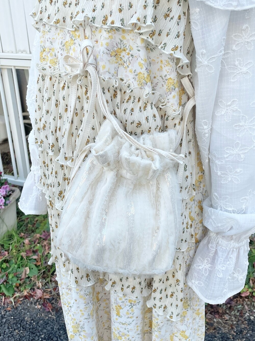 ホワイト系のシャツ/ブラウス、その他のワンピース、ホワイト系のショルダーバッグを着用したレディースの冬コーディネートの6枚目の写真