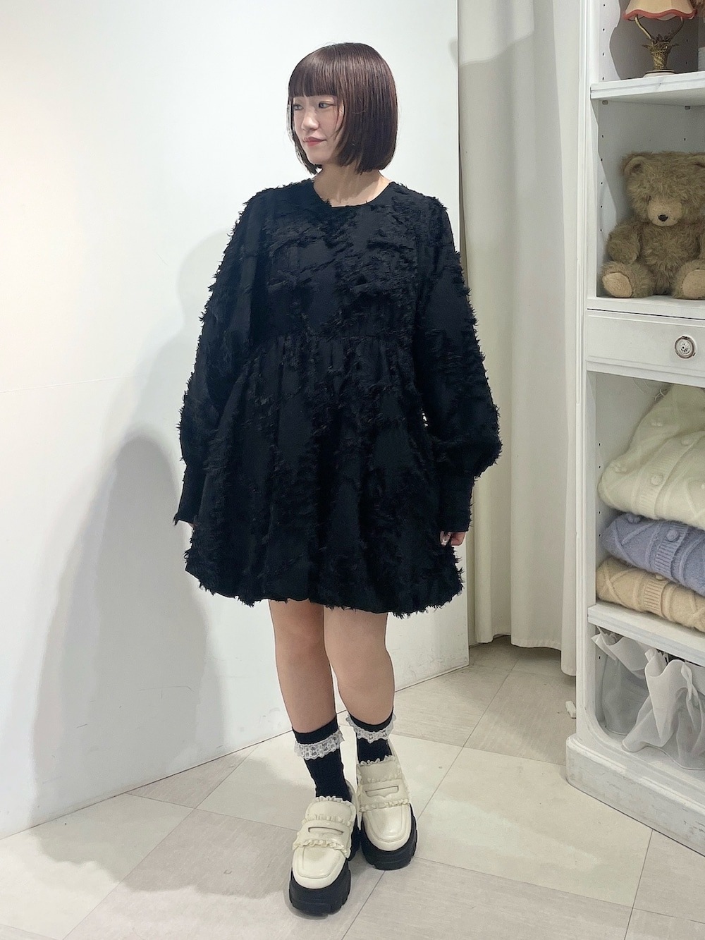 ホワイト系のブルゾン、ブラック系のワンピース、ホワイト系のローファーを着用したレディースの秋コーディネートの7枚目の写真