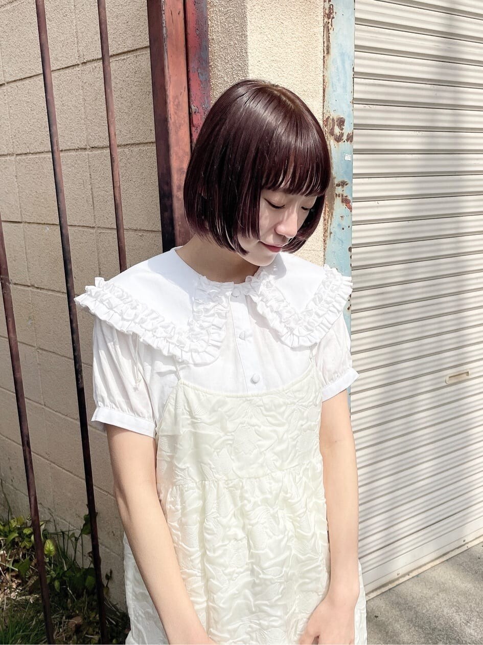 ホワイト系のワンピース、ホワイト系のシャツ/ブラウス、ホワイト系のドレスシューズを着用したレディースの春コーディネートの4枚目の写真