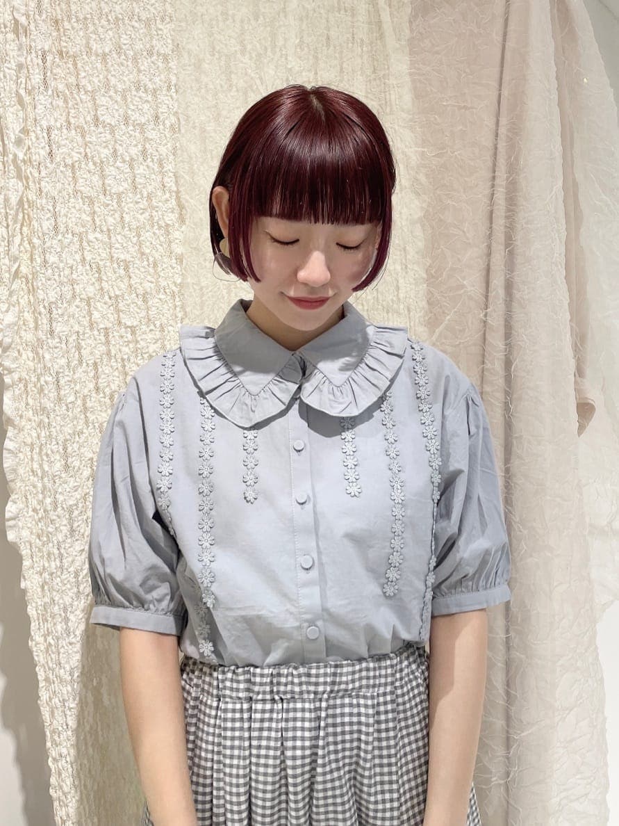 ブルー系のシャツ/ブラウス、ホワイト系のローファー、グレー系のスカートを着用したレディースの春コーディネートの3枚目の写真