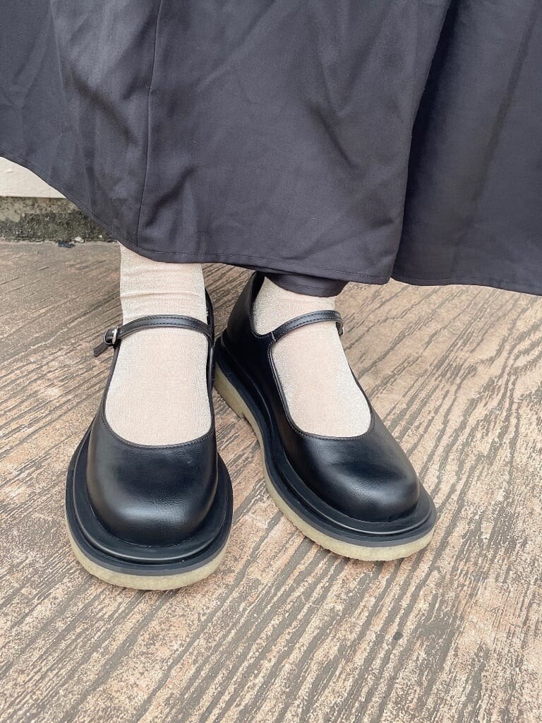 ブラック系のワンピース、ブラック系のパンプス、ブルー系のTシャツ/カットソーを着用したレディースの秋コーディネートの5枚目の写真