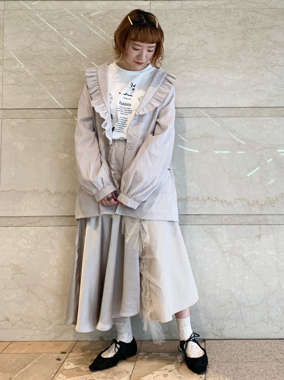 グレー系のテーラードジャケット、ブラック系のその他シューズを着用したレディースの春コーディネートの2枚目の写真