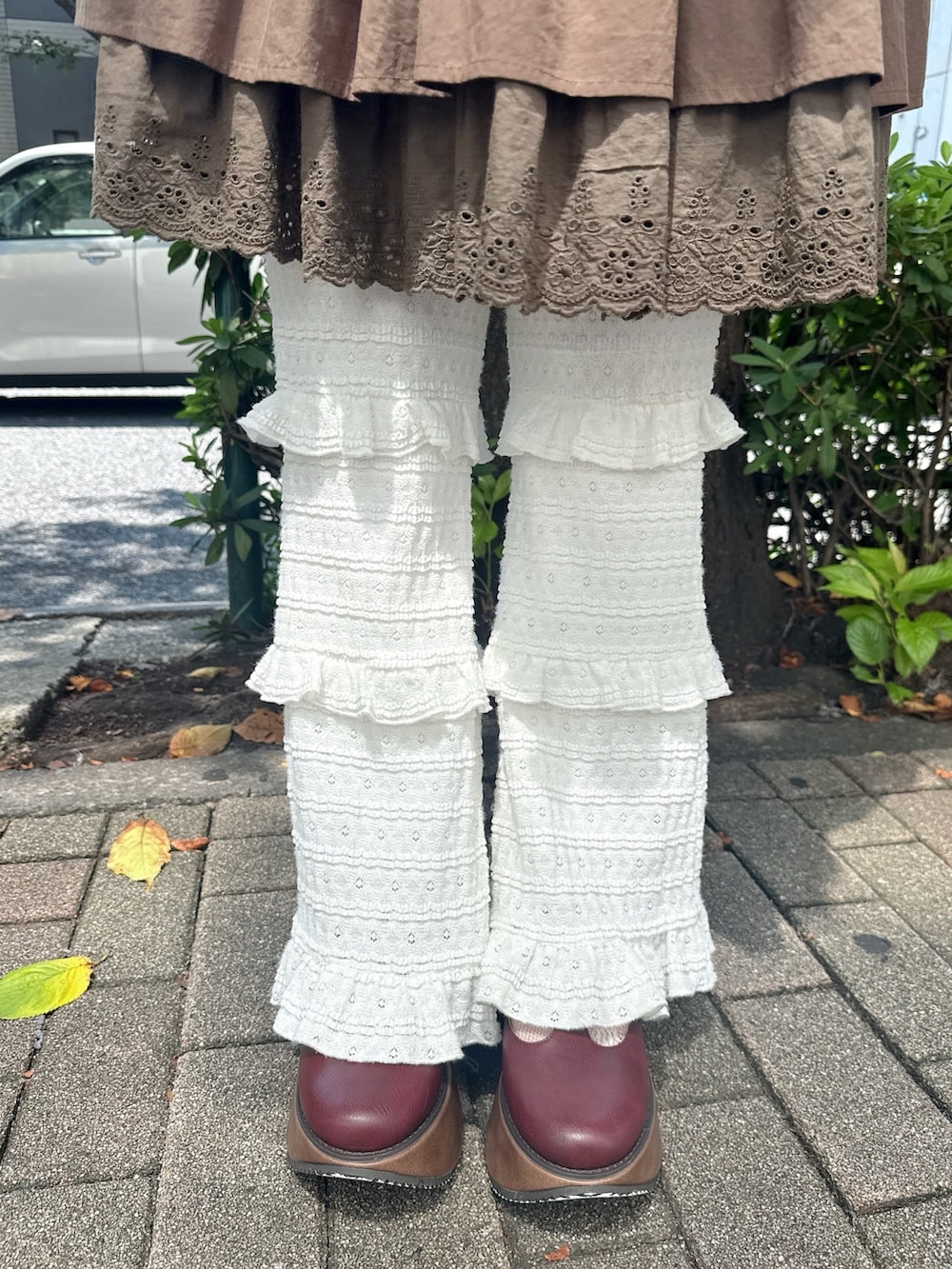 ブラウン系のワンピース、ベージュ系のショルダーバッグ、ホワイト系のその他パンツを着用したレディースの夏コーディネートの8枚目の写真