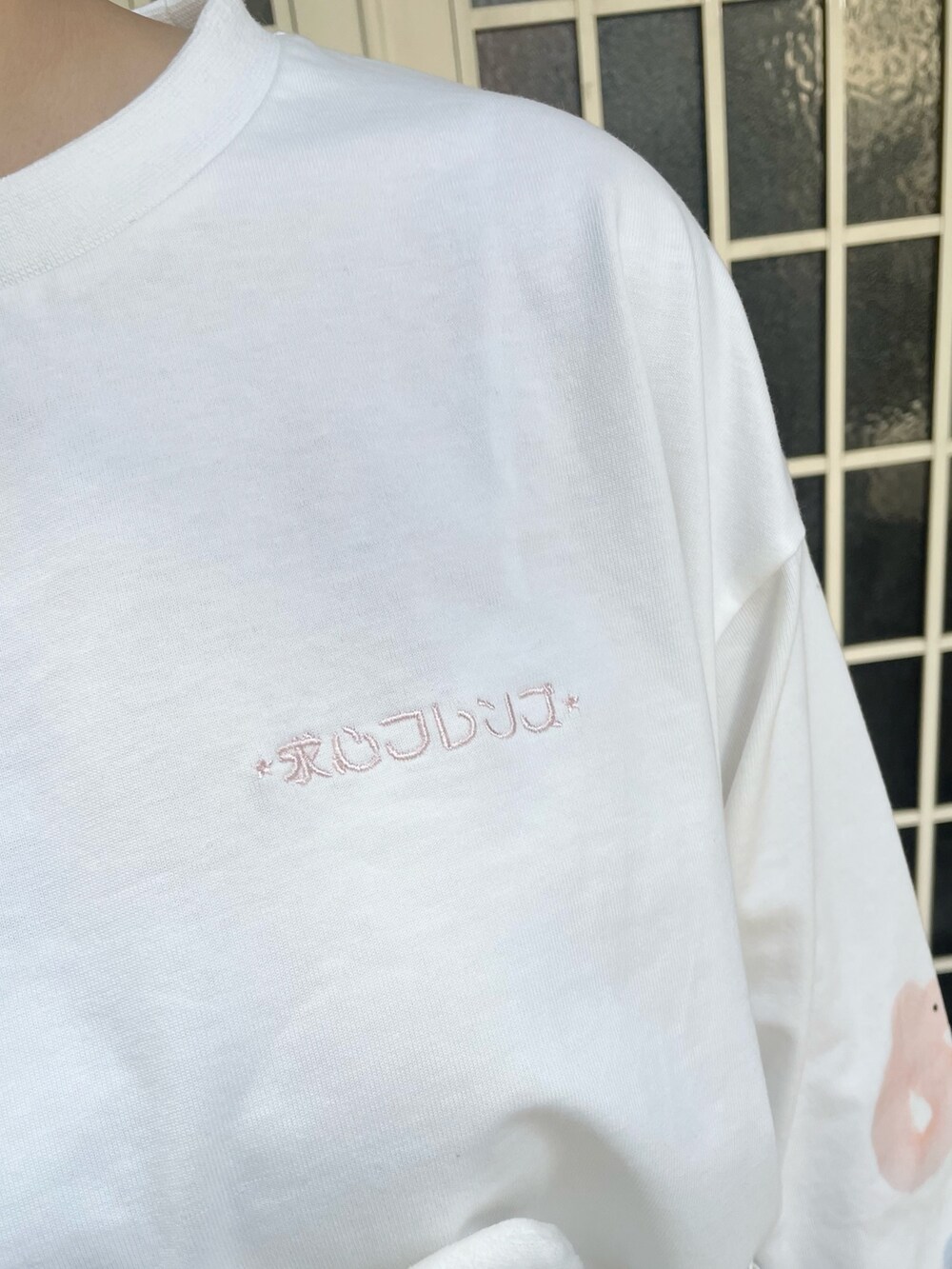 ホワイト系のTシャツ/カットソー、ホワイト系のショルダーバッグ、ブルー系のデニムパンツを着用したレディースの冬コーディネートの6枚目の写真