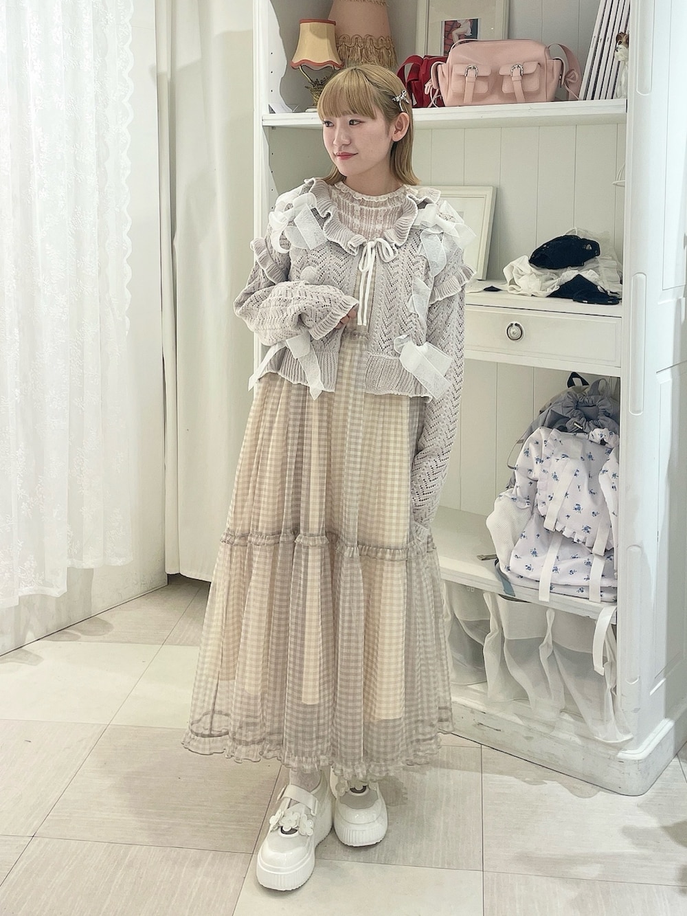 ホワイト系のTシャツ/カットソー、グレー系のカーディガン/ボレロ、グレー系のワンピースを着用したレディースの冬コーディネートの2枚目の写真