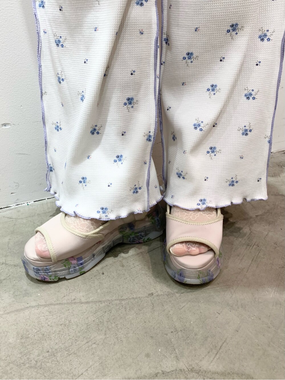 ホワイト系のその他パンツ、ピンク系のTシャツ/カットソー、ホワイト系のサンダルを着用したレディースの春コーディネートの6枚目の写真