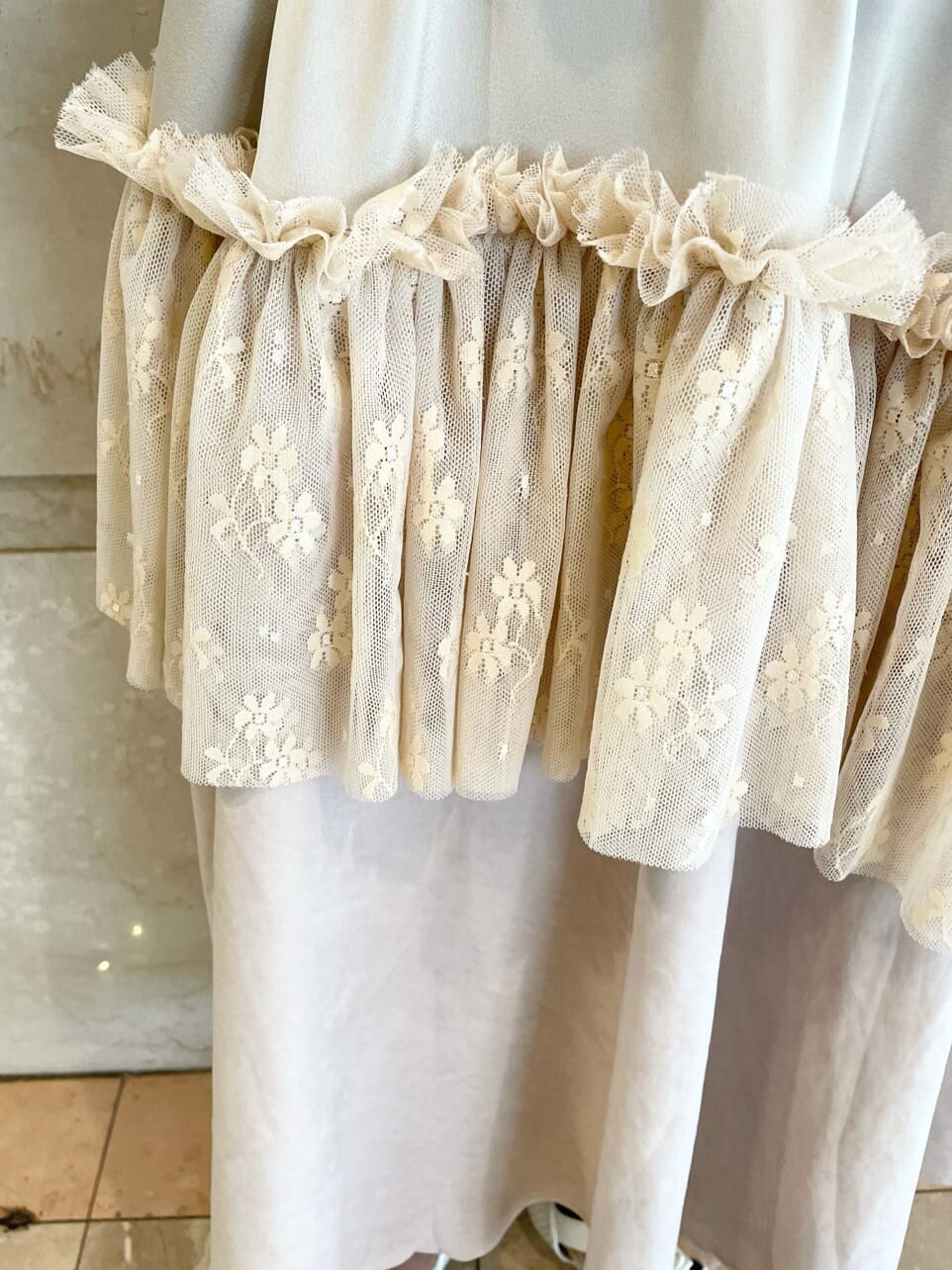 ホワイト系のスカート、ホワイト系のパンプスを着用したレディースの夏コーディネートの6枚目の写真