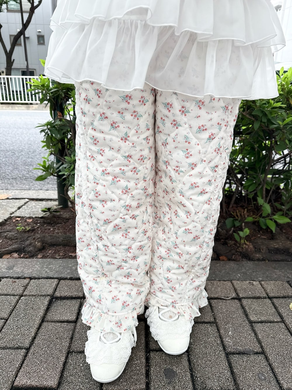 ホワイト系のシャツ/ブラウス、ホワイト系のニット/セーター、ピンク系のハンドバッグを着用したレディースの夏コーディネートの8枚目の写真