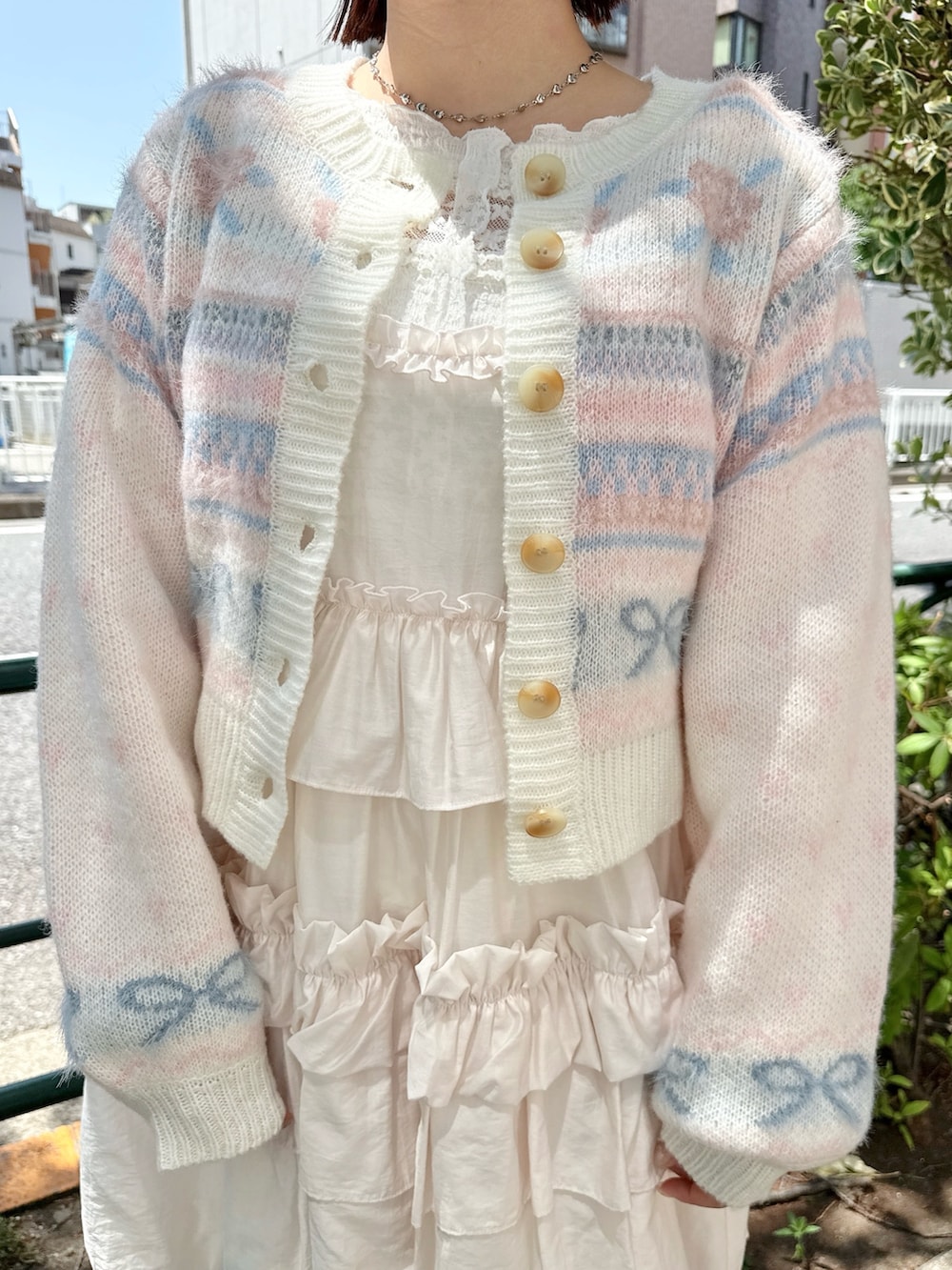 ホワイト系のカーディガン/ボレロ、ホワイト系のその他パンツ、ホワイト系のTシャツ/カットソーを着用したレディースの春コーディネートの7枚目の写真