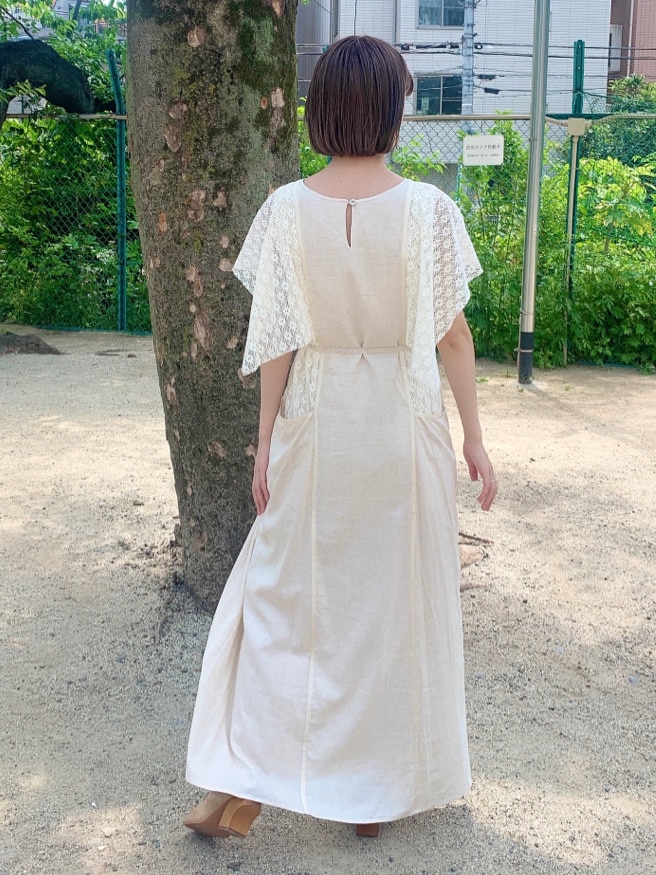 ベージュ系のパンプス、ホワイト系のワンピースを着用したレディースの春コーディネートの4枚目の写真