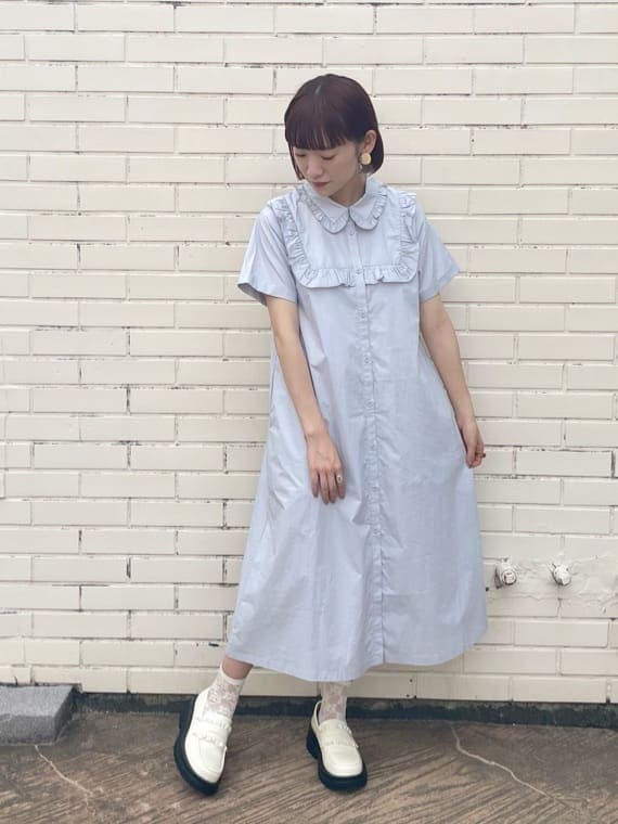 ホワイト系のローファー、ホワイト系のシャツ/ブラウス、ブルー系のワンピースを着用したレディースの春コーディネートの3枚目の写真