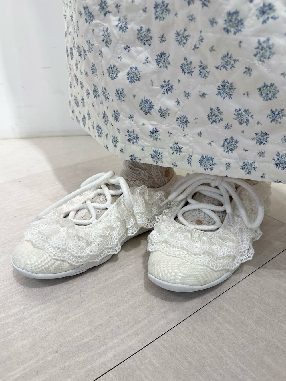 ホワイト系のワンピース、ホワイト系のシャツ/ブラウス、ホワイト系のハンドバッグを着用したレディースの夏コーディネートの8枚目の写真