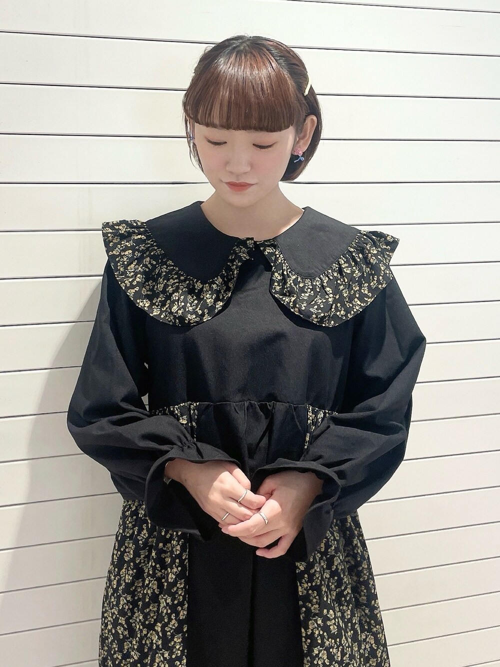 ブラック系のワンピース、ブラック系のスニーカーを着用したレディースの冬コーディネートの3枚目の写真