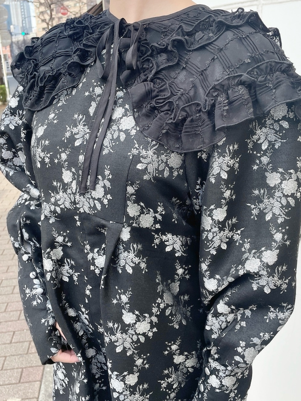 ブラック系のワンピース、ホワイト系のバレエシューズ、ブラック系の付け襟を着用したレディースの冬コーディネートの6枚目の写真