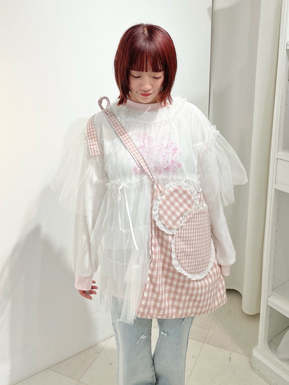 ホワイト系のTシャツ/カットソー、ピンク系のハンドバッグ、ホワイト系のTシャツ/カットソーを着用したレディースの夏コーディネートの5枚目の写真