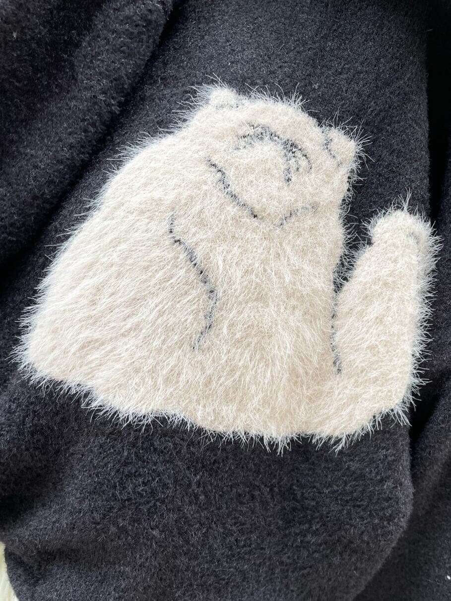 ブラック系のカーディガン/ボレロ、ブラック系のシャツ/ブラウス、ホワイト系のスカートを着用したレディースの夏コーディネートの5枚目の写真