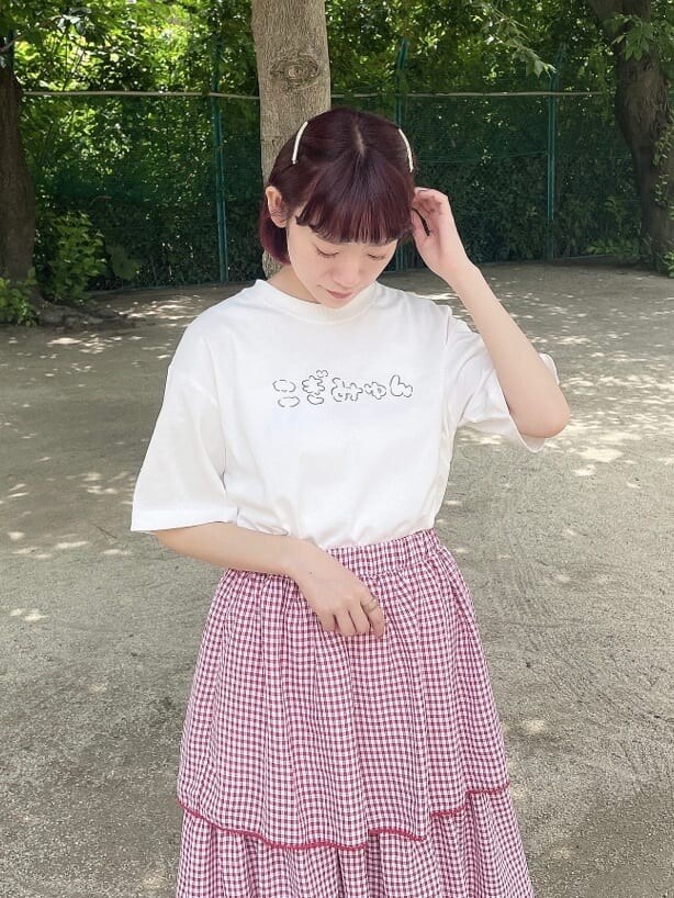 ホワイト系のサンダル、レッド系のスカート、ホワイト系のTシャツ/カットソーを着用したレディースの夏コーディネートの5枚目の写真