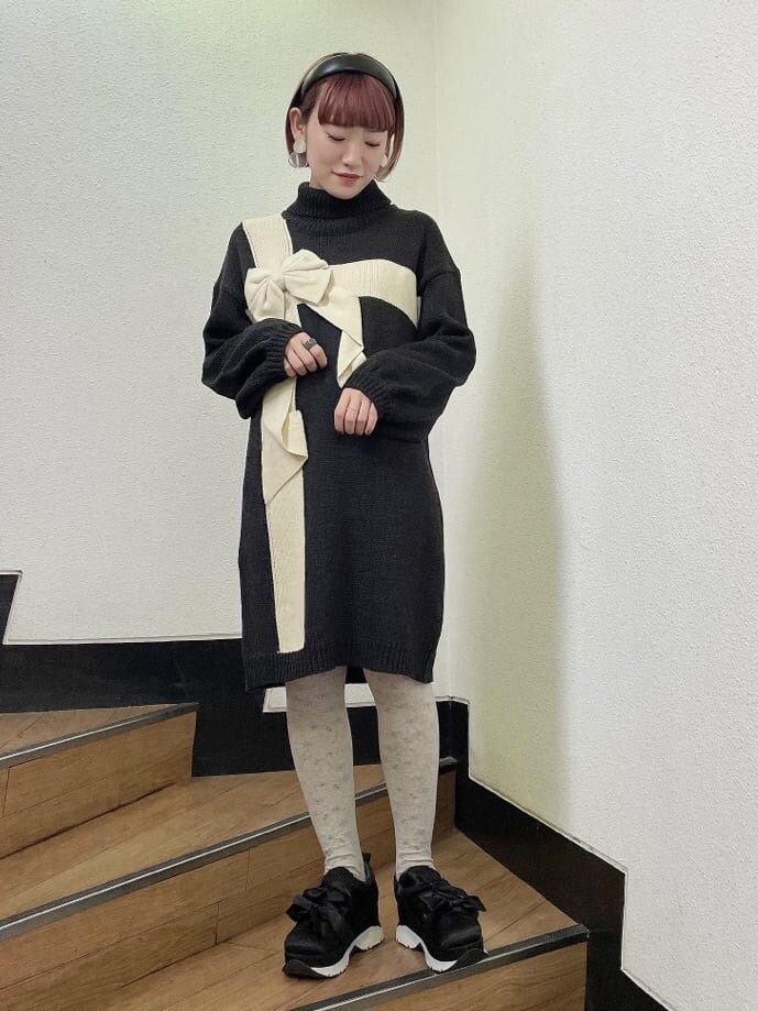 ブラック系のワンピース、ブラック系のスニーカー、ホワイト系のその他アウターを着用したレディースの秋コーディネートの3枚目の写真