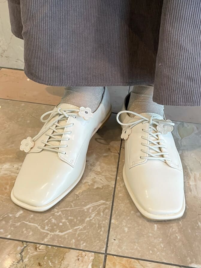 ブラウン系のワンピース、ホワイト系のその他シューズ、グリーン系のその他アウターを着用したレディースの秋コーディネートの4枚目の写真