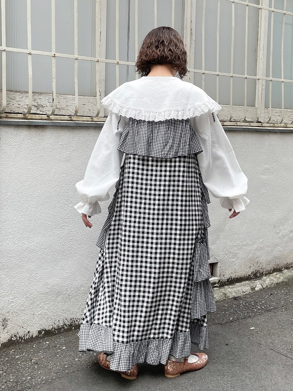 その他のワンピース、ホワイト系のシャツ/ブラウス、ピンク系のパンプスを着用したレディースの冬コーディネートの4枚目の写真