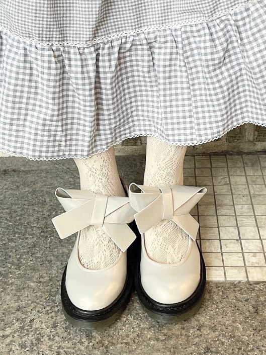 ホワイト系のパンプス、ホワイト系のシャツ/ブラウス、ブルー系のスカートを着用したレディースの冬コーディネートの8枚目の写真