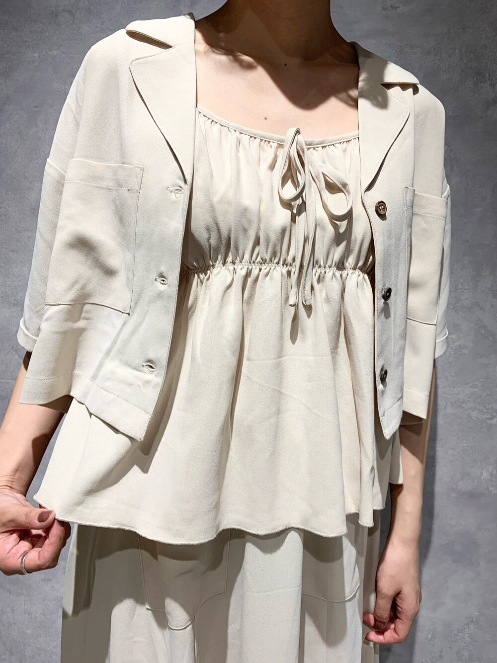 ホワイト系のシャツ/ブラウス、ホワイト系のスカート、ホワイト系のその他シューズを着用したレディースの春コーディネートの8枚目の写真